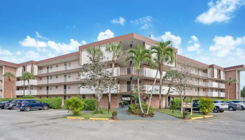 A home in Lauderdale Lakes