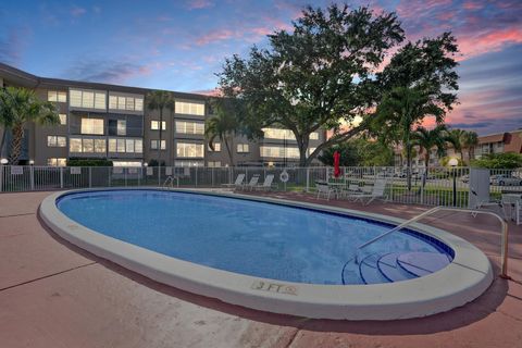 A home in Lauderdale Lakes