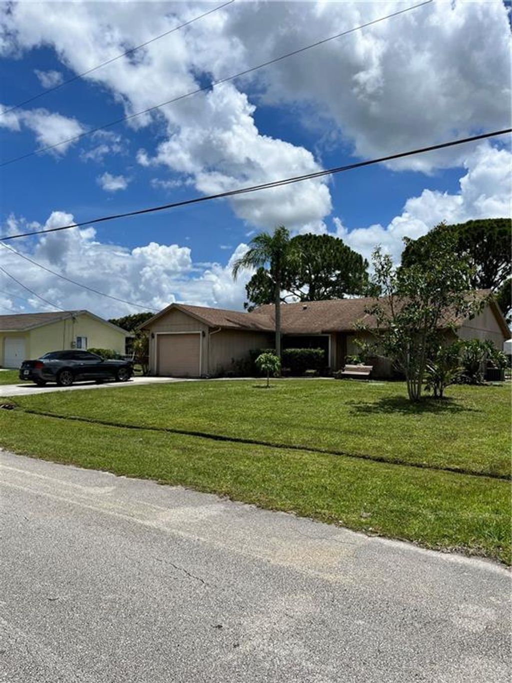 Photo of 2162 SE Trillo St St, Port Saint Lucie, FL 34952 (MLS # F10335557)