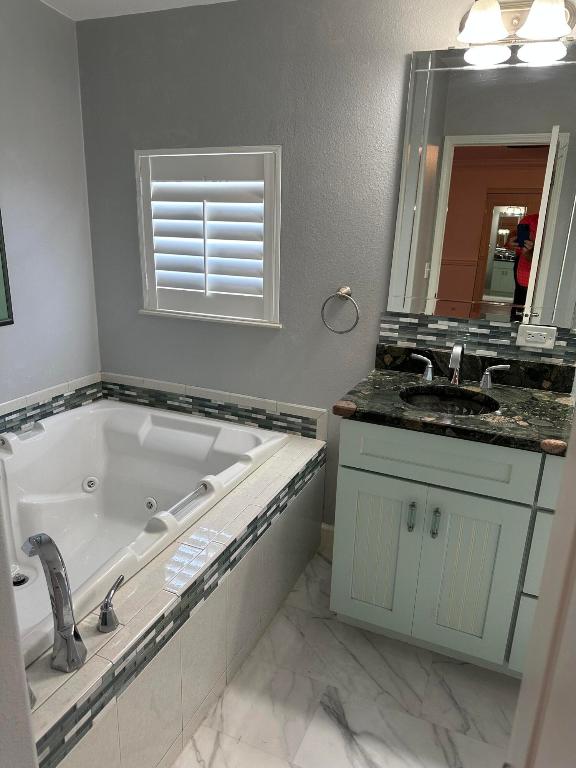 TROPICAL ISLES - Residential