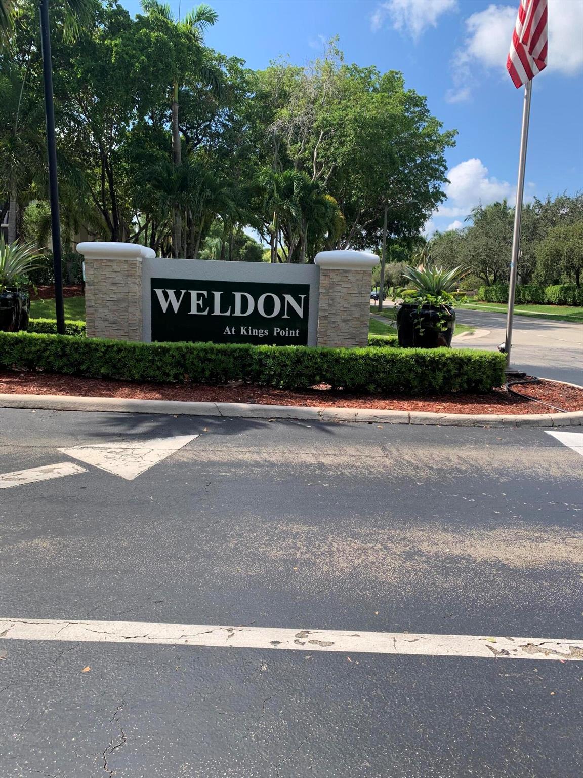 LARGEST 1/1 AVAILABLE. FRESHLY PAINTED AND PROFESSIONALLY CLEANED. GREAT PRICE!! TENNIS COURTS AND POOL DIRECTLY ACROSS THE WAY WITH COMMUNITY CLUBHOUSE IN ADDITION TO THE KINGS POINT CLUBHOUSE, WITH INDOOR/OUTDOOR POOL, CLUBS CARDS BILLIARDS AND MAH JONG.COURESY BUSES TO TAKE YOU AROUND TOWN.GREAT FUN.