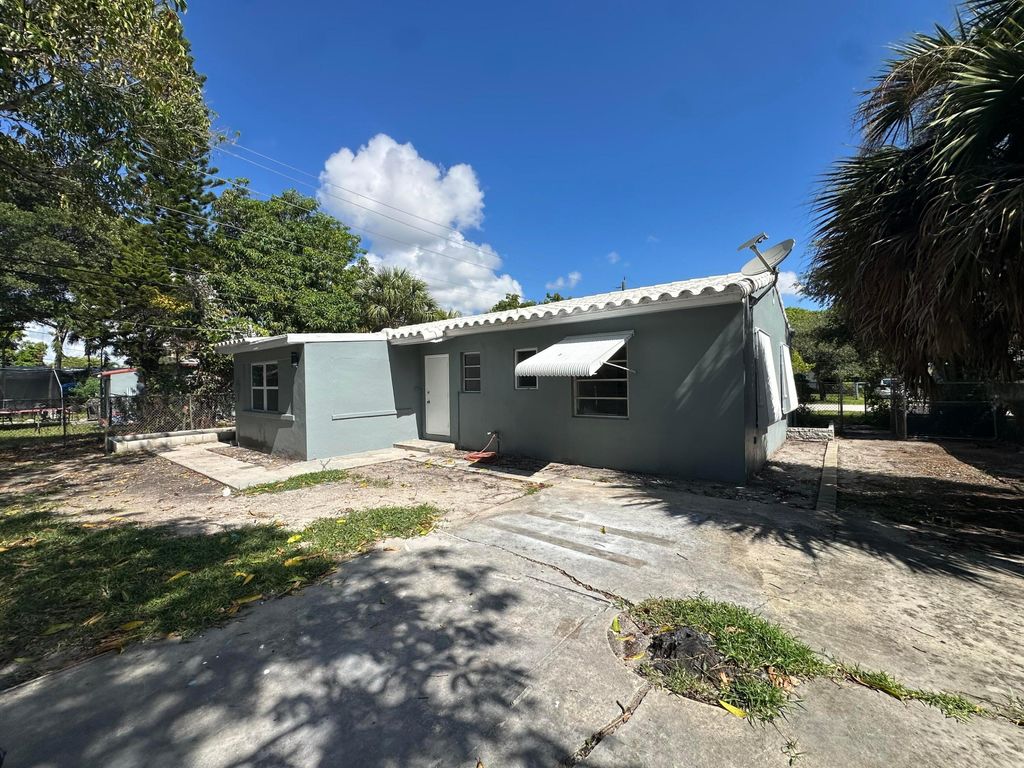 Photo of 308 SE 22nd Street, Fort Lauderdale, FL 33316 (MLS # B26010861)