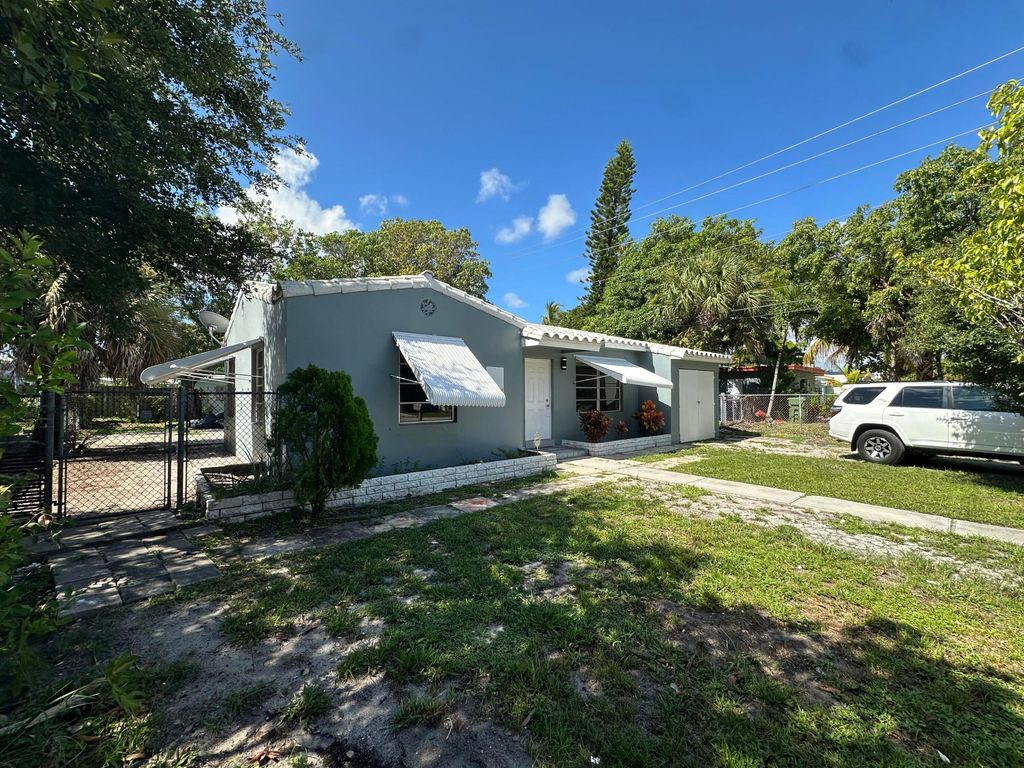 Photo of 308 SE 22nd Street, Fort Lauderdale, FL 33316 (MLS # B26010861)