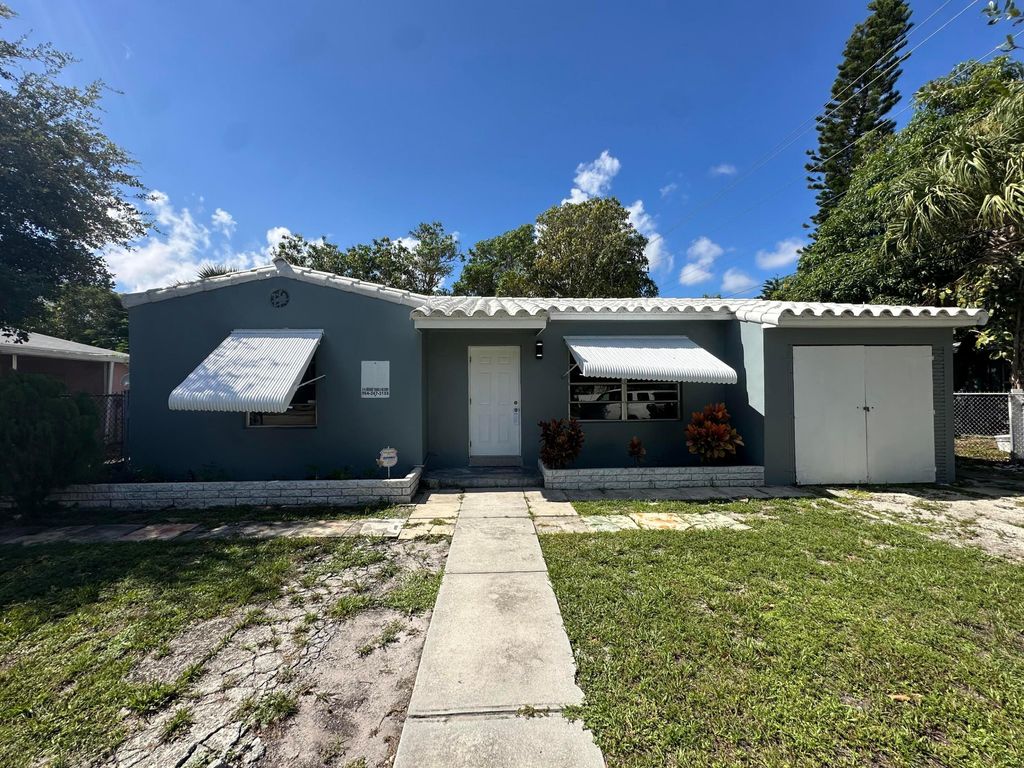 Photo of 308 SE 22nd Street, Fort Lauderdale, FL 33316 (MLS # B26010861)