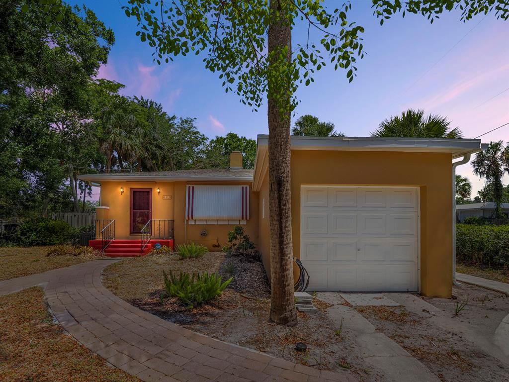 Photo of 814 S 12th Street, Fort Pierce, FL 34950 (MLS # R10878475)