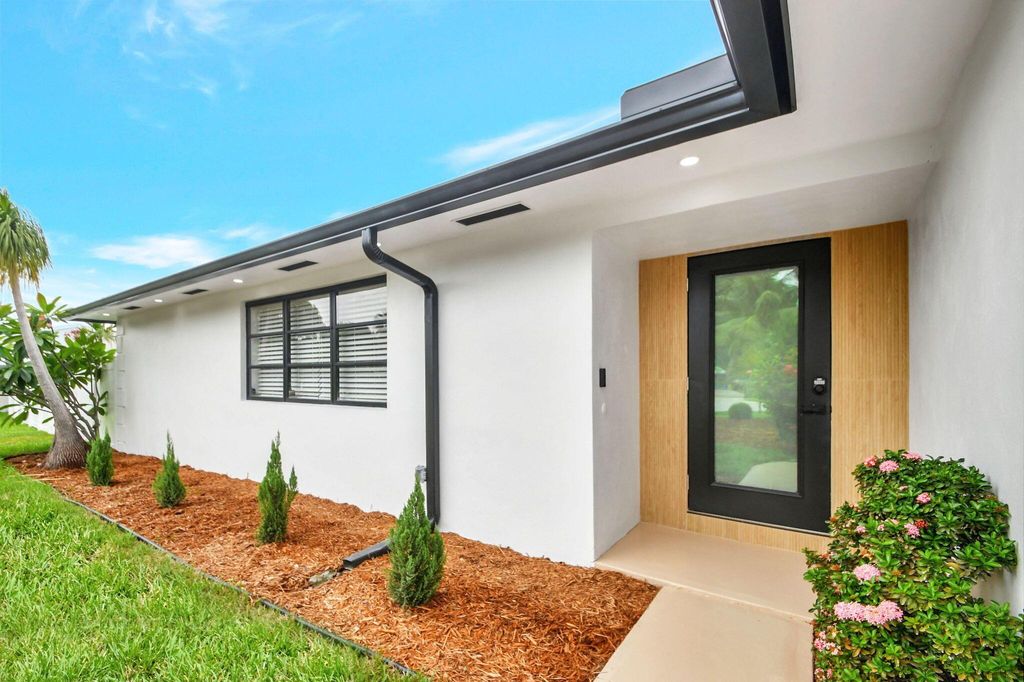 Photo of 405 SW 10th Avenue, Boynton Beach, FL 33435 (MLS # R11005385)