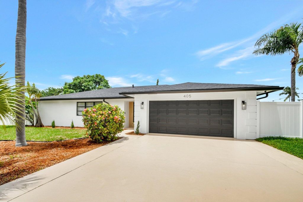 Photo of 405 SW 10th Avenue, Boynton Beach, FL 33435 (MLS # R11005385)