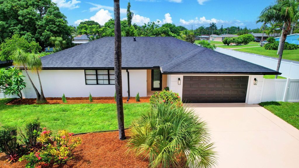 Photo of 405 SW 10th Avenue, Boynton Beach, FL 33435 (MLS # R11005385)