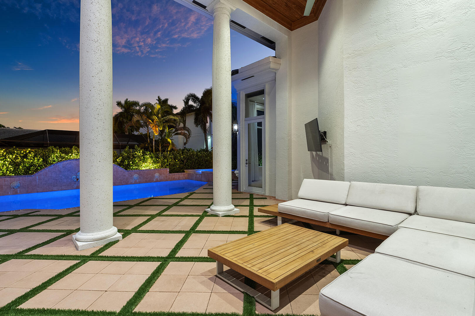 ROYAL PALM YACHT & COUNTRY CLUB - Residential