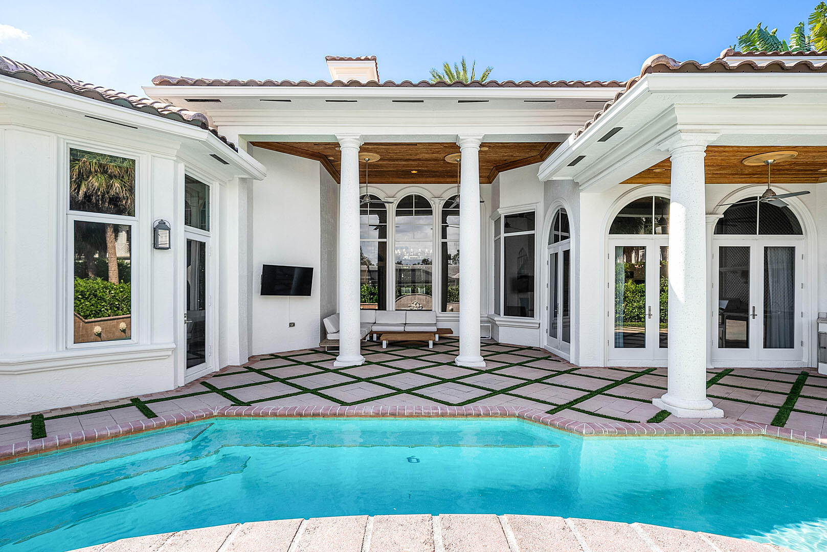 ROYAL PALM YACHT & COUNTRY CLUB - Residential