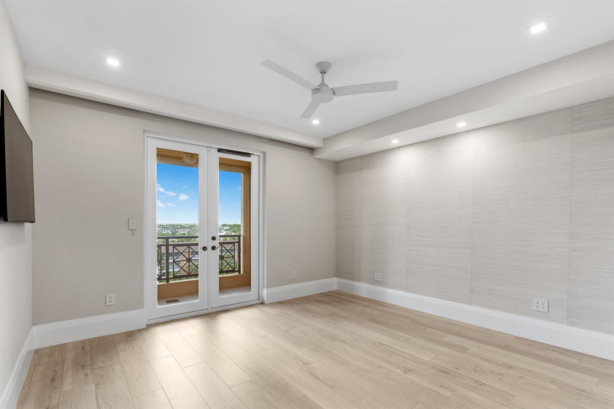 LUXURIA CONDO - Residential