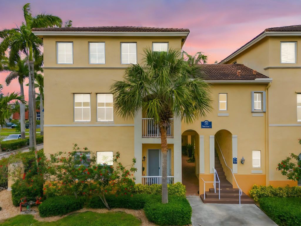 Photo of 100 S Jacaranda C.C. #200, Plantation, FL 33324 (MLS # F10496459)