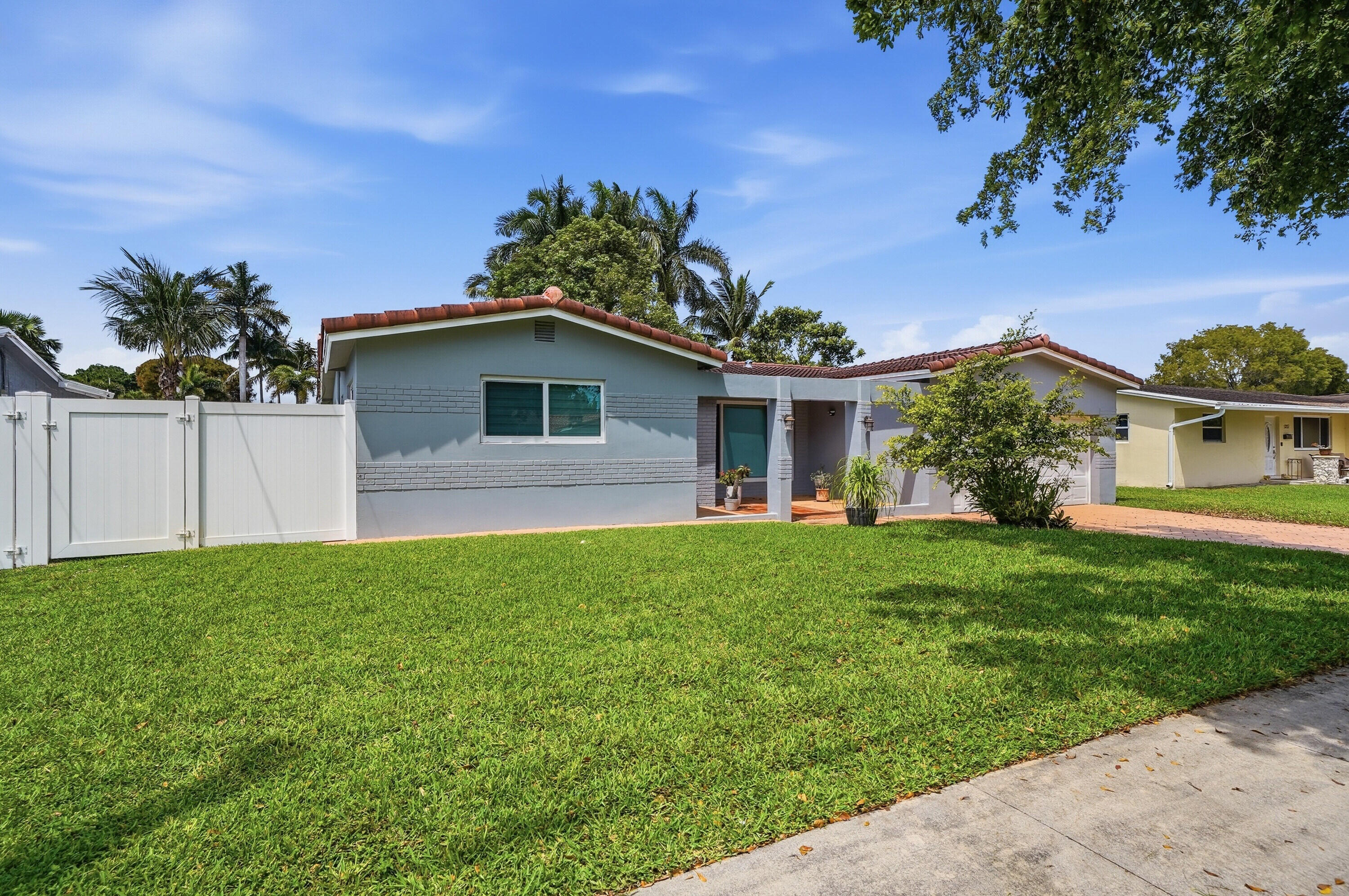 View photos, virtual tours, details... 5261 SW 89th Avenue