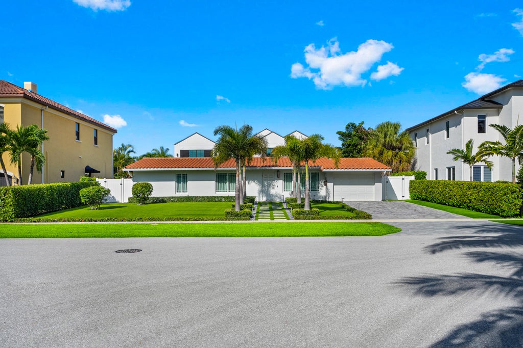 Photo of 881 NE 4TH Avenue, Boca Raton, FL 33432 (MLS # B26084718)