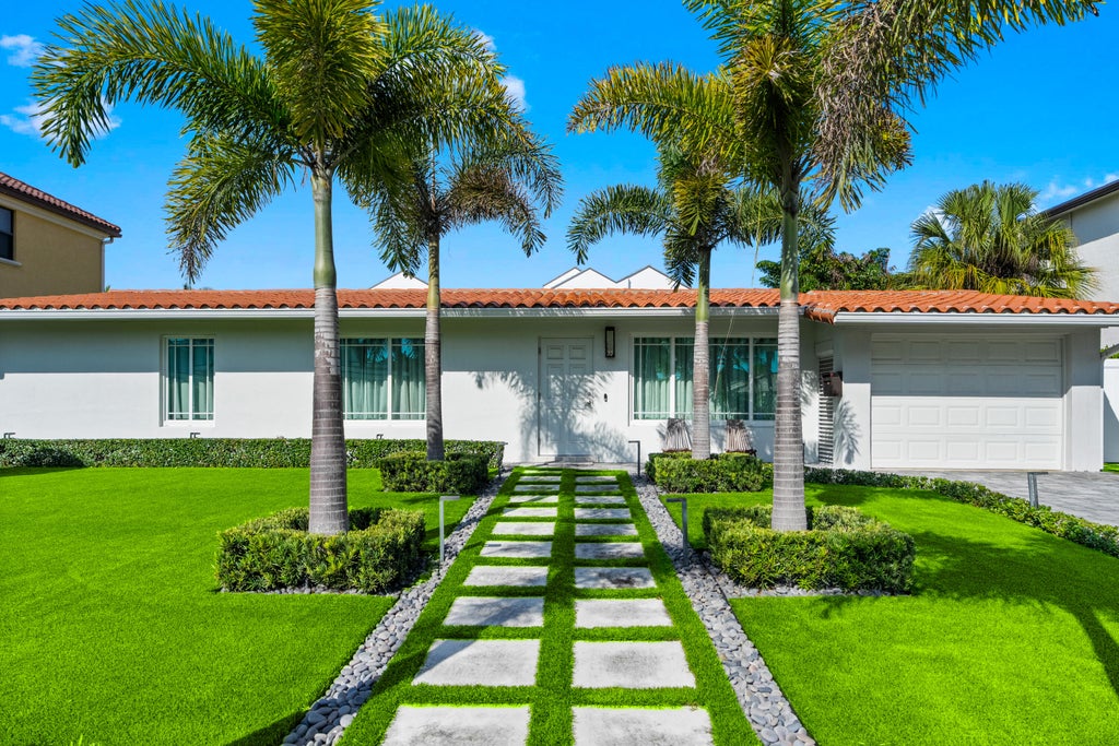 Photo of 881 NE 4TH Avenue, Boca Raton, FL 33432 (MLS # B26084718)
