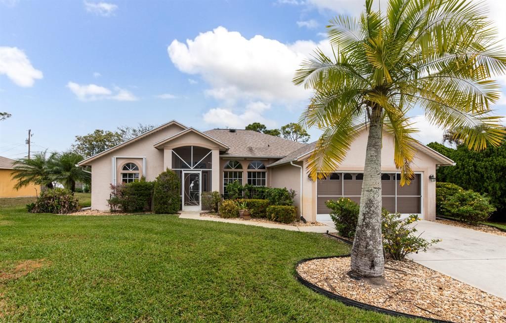 Photo of 631 SW Dalton Circle Cir, Port St Lucie, FL 34953 (MLS # R10775400)
