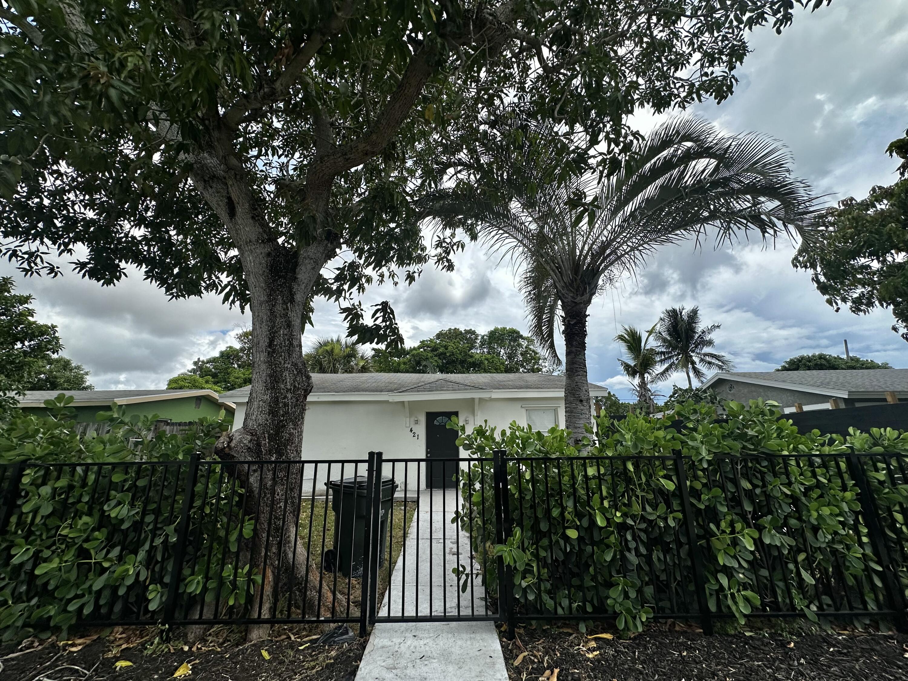 Move right into this stunning 2-bedroom, 1-bath home, fully renovated with modern finishes. The open-concept kitchen boasts a huge island, perfect for cooking, entertaining, or casual dining. Available furnished or unfurnished to fit your needs. Enjoy a spacious yard for outdoor living, plus no HOA and a fast approval process for your convenience. Pets are welcome!