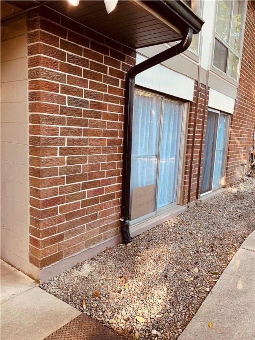 Summit House Condo. move in ready 1bedroom/ 1bathroom unit with new AC, new hot water heater, freshly paint new flooring all furnitures included. ( if not can be remove before closing) across from UF. 5 minutes to all shoppings needs. Summit House Condo. move in ready 1bedroom/ 1bathroom unit with new AC, new hot water heater, freshly paint new flooring all furnitures included. ( if not can be remove before closing) across from UF. 5 minutes to all shoppings.