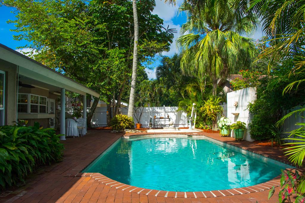 PINEWOOD EAST 2 OF WELLINGTON - Residential