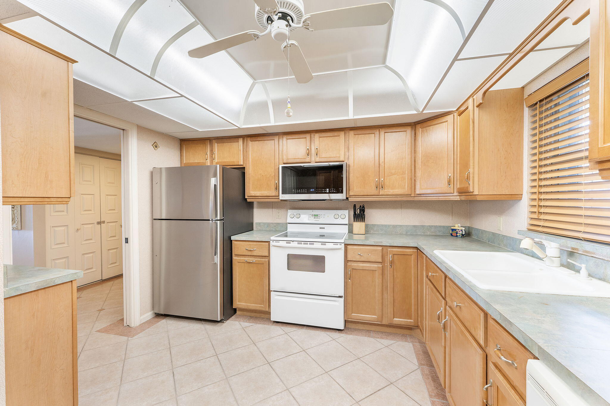 LAKE HARBOUR TOWERS CONDO - Residential