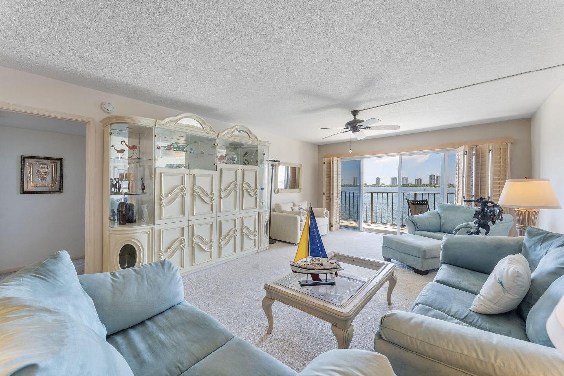 LAKE HARBOUR TOWERS CONDO - Residential