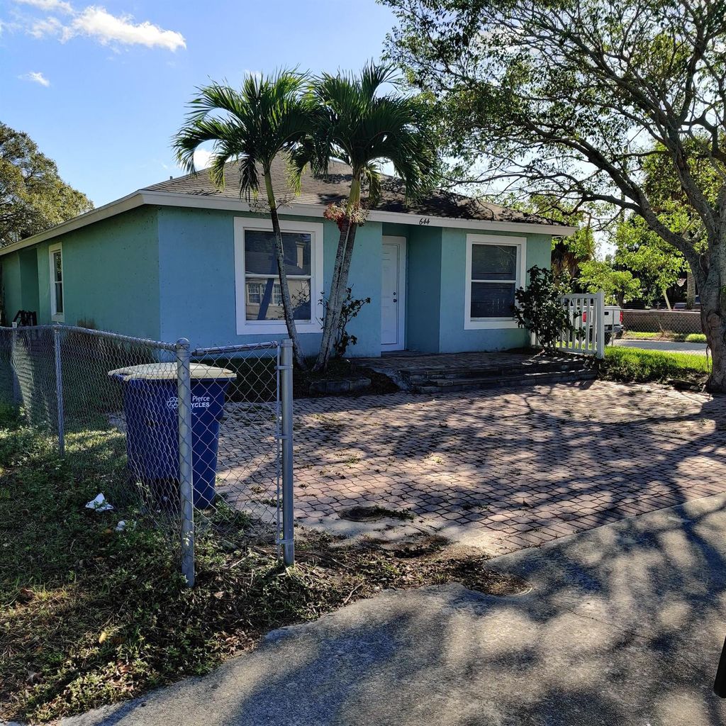 Photo of 644 S 13th Street, Fort Pierce, FL 34950 (MLS # R10944188)