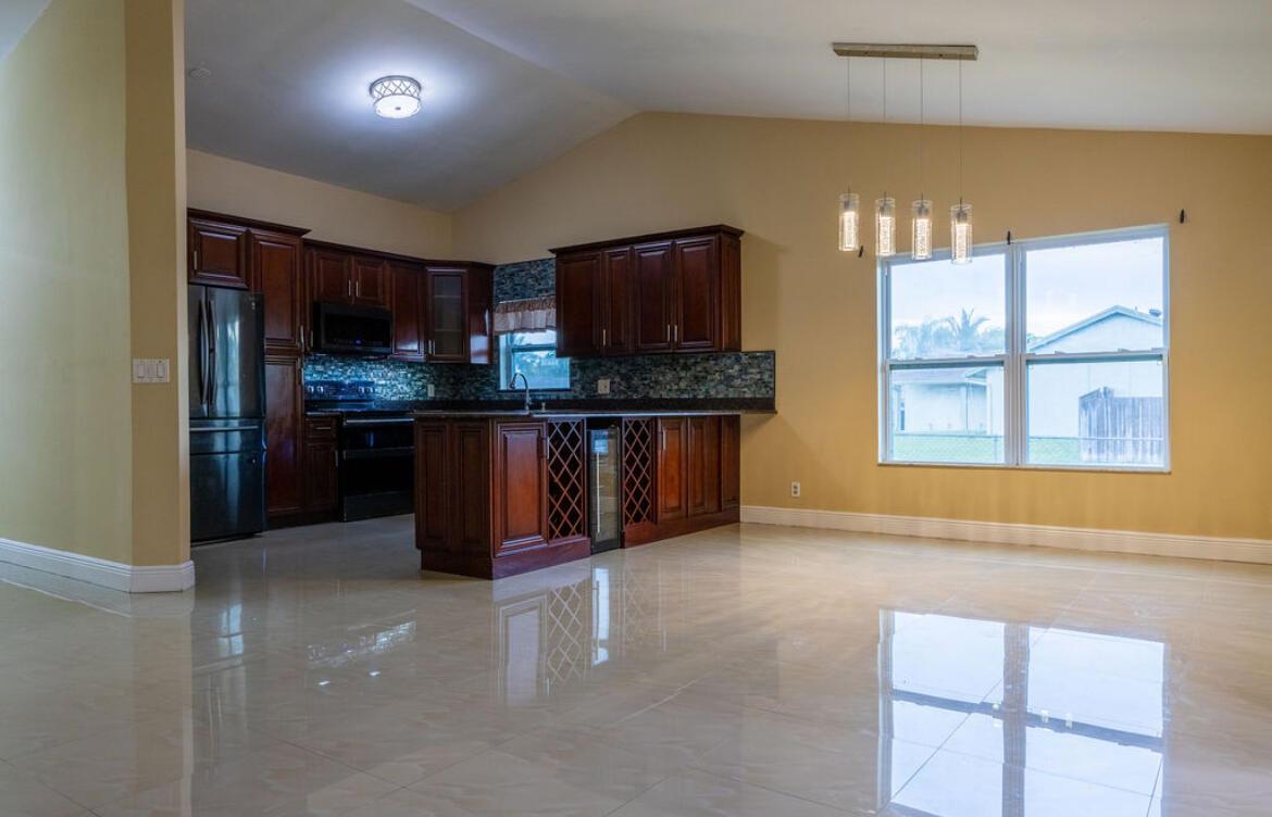 7527 SW Sw 7th Pl Place