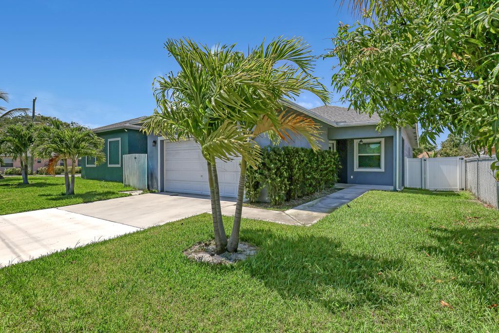 Photo of 309 NE 11th Avenue, Boynton Beach, FL 33435 (MLS # R11139764)