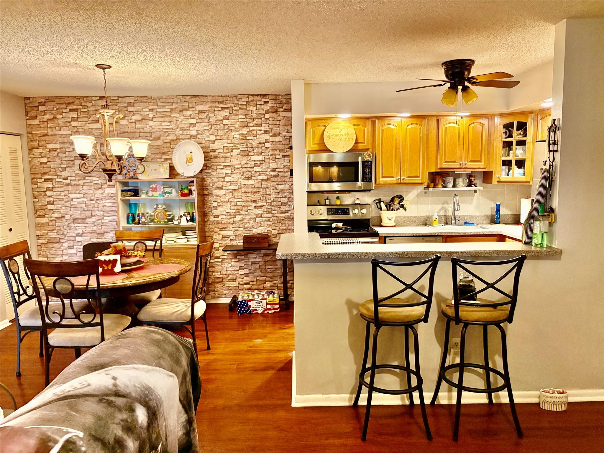 WELCOME TO THIS IST FLOOR CORNER WITH A LOVELY GARDEN VIEW. LAMINATE FLOORS THROUGHOUT. NEWER KITCHEN AND STAINLESS STEEL APPLIANCES. WASHER AND DRYER ARE NEW AND HOT WATER HEATER IS 2 YEARS OLD. ENJOY ALL THAT KINGS POINT HAS TO OFFER: STATE OF THE ART FITNESS CENTER, INDOOR AND OUTDOOR POOLS, PICKLE BALL AND TENNIS. COURTESY BUSES ARE AVAILABLE TO GO TO THE CLUBHOUSE, THEATER, SHOPPING ETC. WATER, SEWER, TRASH, WIFI, CABLE AND INTERNET ARE ALL INCLUDED. BELFORT IS A SECURED GATED COMMUNITY. ASSOC STATES 55%