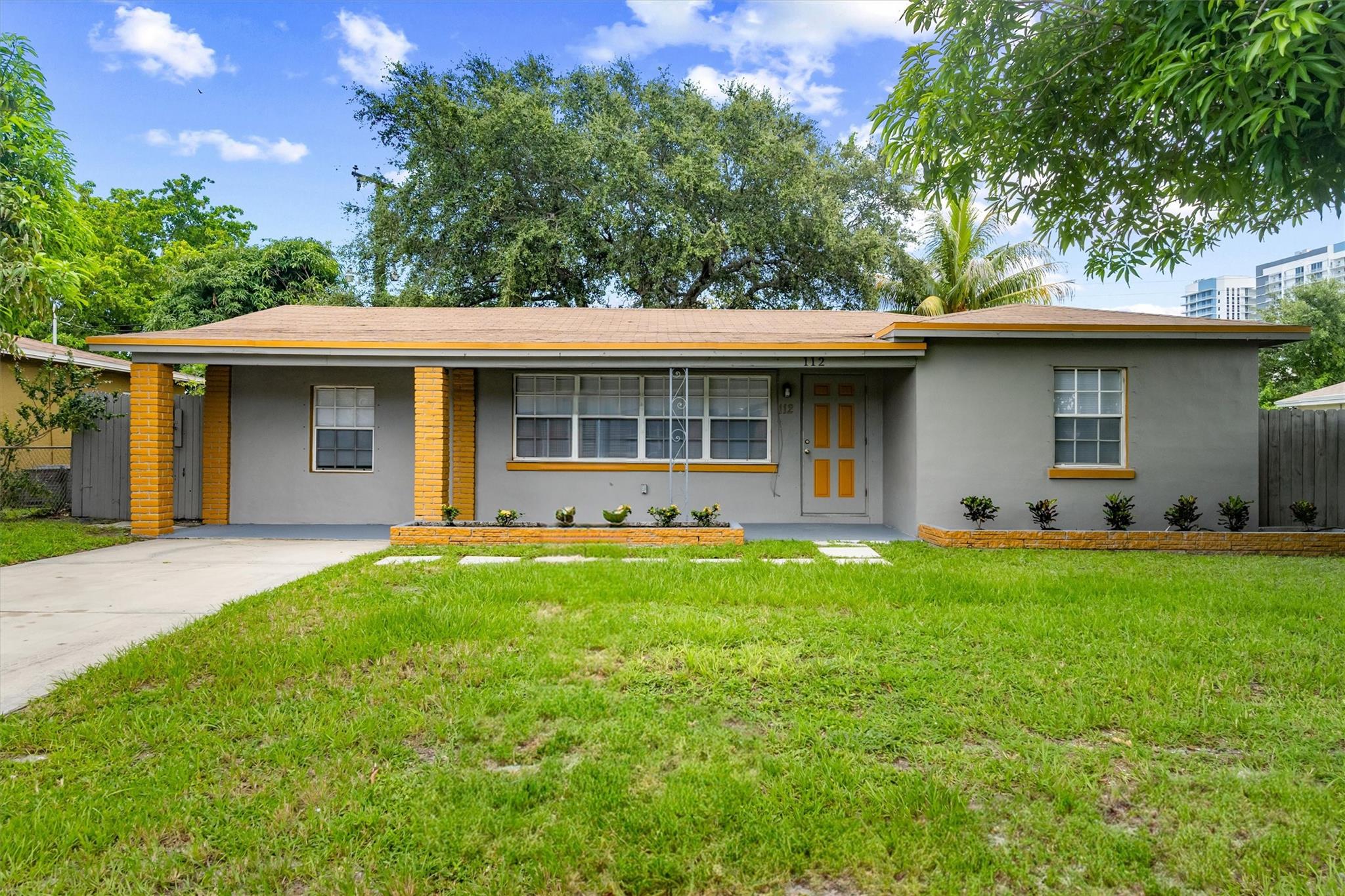 This beautifully maintained single-family home offers 3 spacious bedrooms and 2 full bathrooms, just minutes from the sparkling waters of Singer Island, Peanut Island, and the Intracoastal. Nestled in a prime location near Northwood and Downtown West Palm Beach, you’ll enjoy easy access to shopping, dining, cultural hotspots, and the beach lifestyle.
