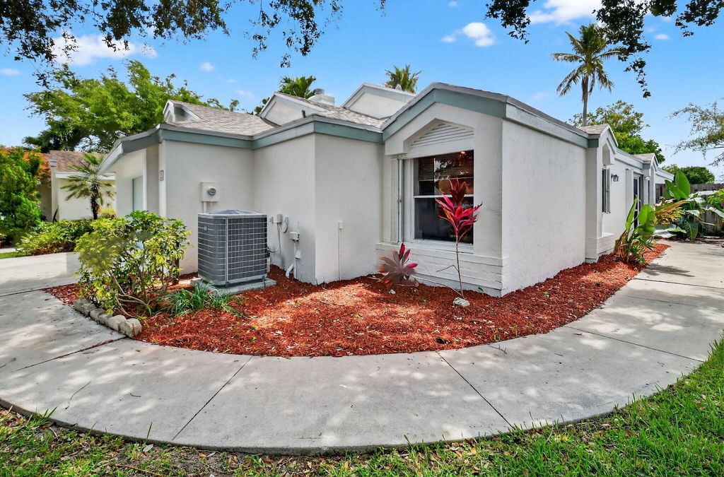 Photo of 21 Swallow Drive, Boynton Beach, FL 33436 (MLS # R11103060)
