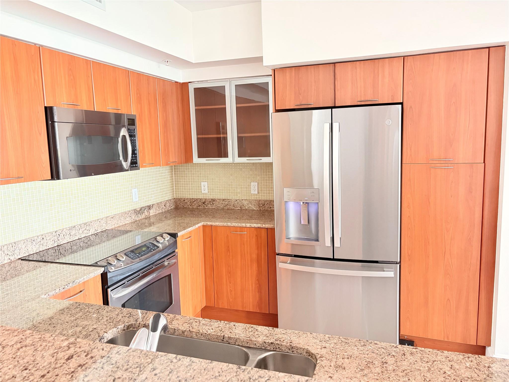 RESORT STYLE GREAT 2-BEDROOM 2-BATH BEAUTIFUL SEASONAL RENTAL WITH 2 ASSIGNED PARKING SPACES IN THE BUILDING GARAGE. UPDATED KITCHEN WITH QUARTZ COUNTERTOPS AND STAINLESS APPLIANCES, TILE AND LAMINATE FLOORS, IMPACT WINDOWS, BRIGHT 5TH FLOOR UNIT WITH NICE VIEWS FROM A GOOD-SIZED BALCONY. THE OWNER IS WILLING TO BUY NEW LIVING ROOM FURNITURE WITH REASONABLE DEMAND TO THE TENANTS' TASTE. SHORT WALK TO RESTAURANTS LIKE BANANA BOAT & TWO GEORGES AND THE BEACH ACROSS THE BRIDGE. COMMUNITY OFFERS POOL, FITNESS ROOM, MOVIE ROOM, BILLIARD, AND CLUB ROOM FOR RENT, 24-HOUR SECURED BUILDING WITH DOORMAN, GATED GARAG,E AND MORE. JUST SHOW AND SEND ME YOUR OFFER.