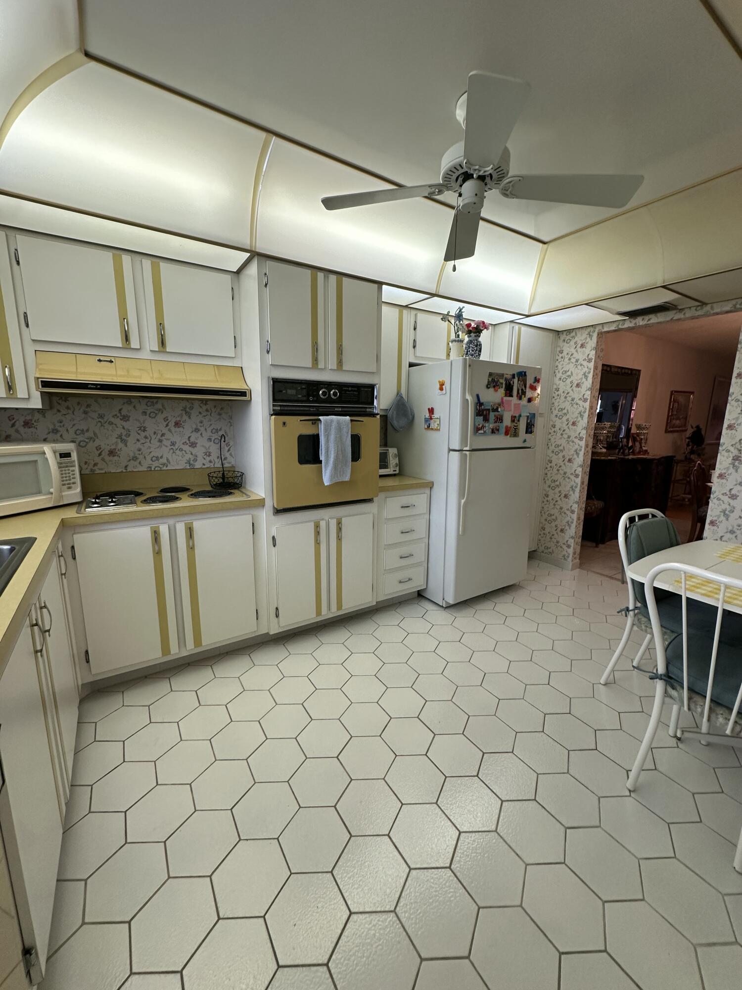 CRESTHAVEN CONDO TOWNHOMES SEC 2 - Residential