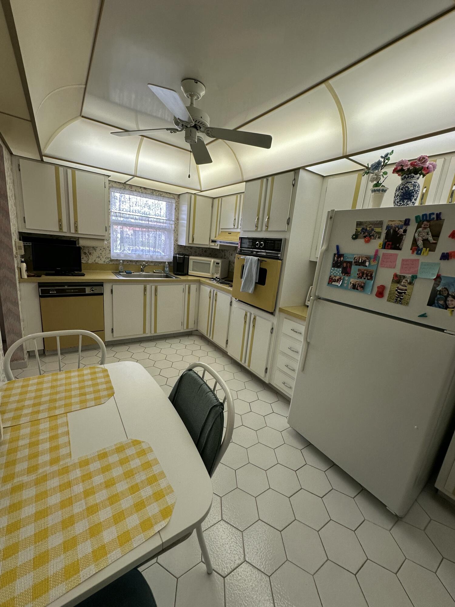 CRESTHAVEN CONDO TOWNHOMES SEC 2 - Residential