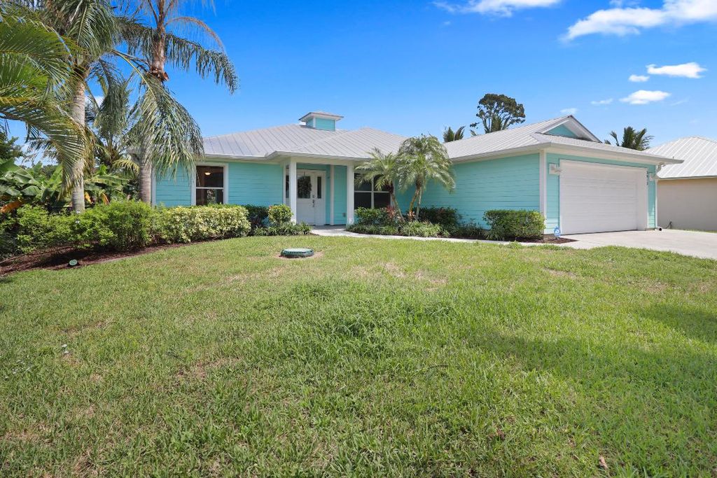 Photo of 3013 SE Jefferson Street, Stuart, FL 34997 (MLS # R11091472)