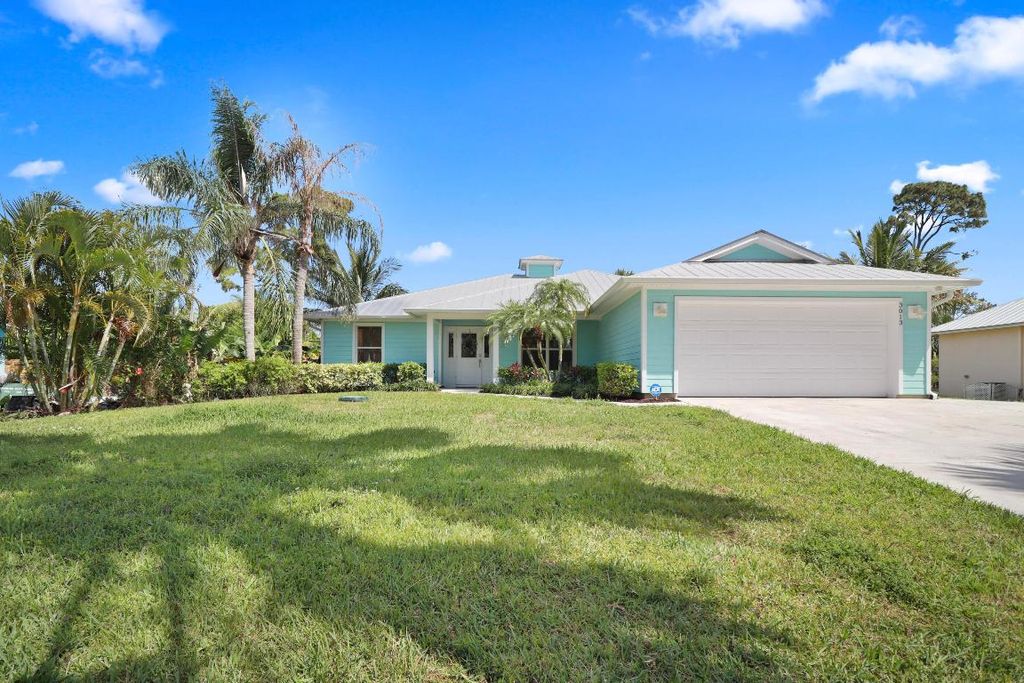 Photo of 3013 SE Jefferson Street, Stuart, FL 34997 (MLS # R11091472)