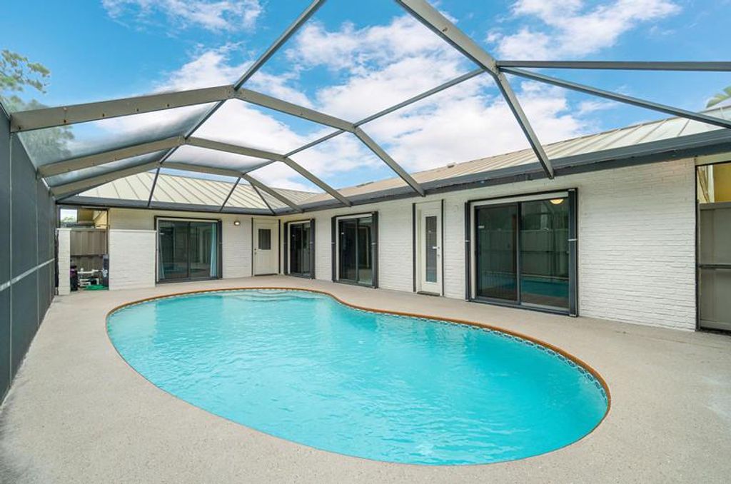 Photo of 5408 Eagle Lake Drive, Palm Beach Gardens, FL 33418 (MLS # R10722590)