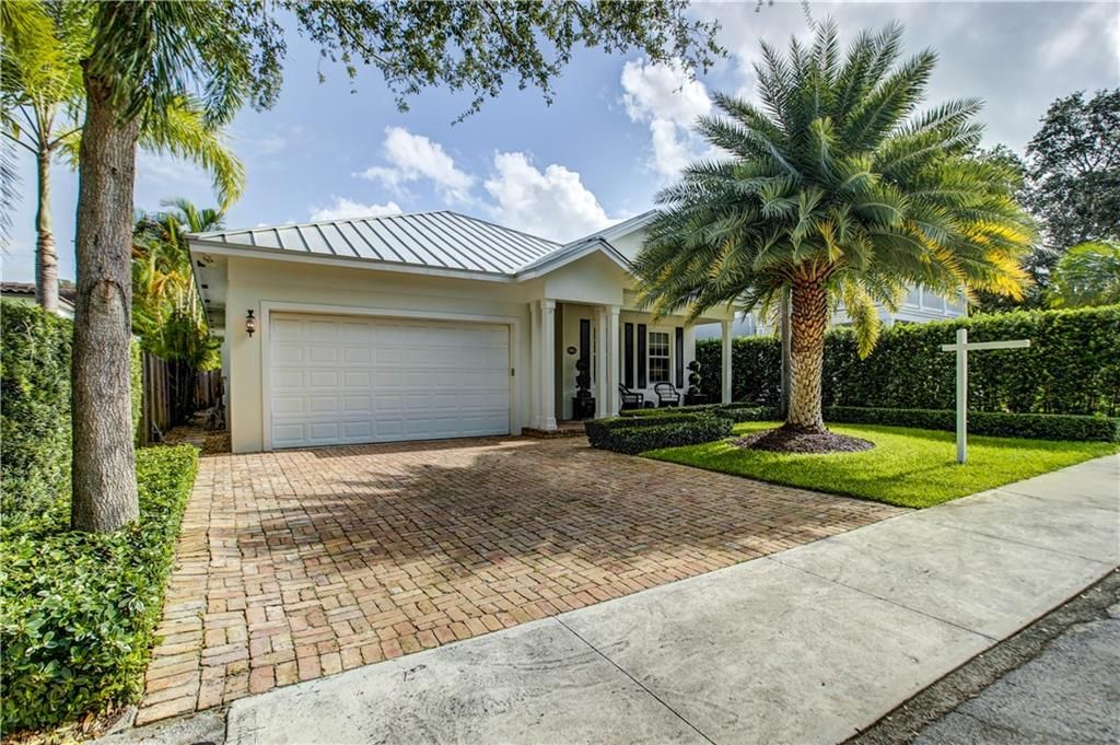 Photo of 915 SE 6th Ct, Fort Lauderdale, FL 33301 (MLS # F10343523)