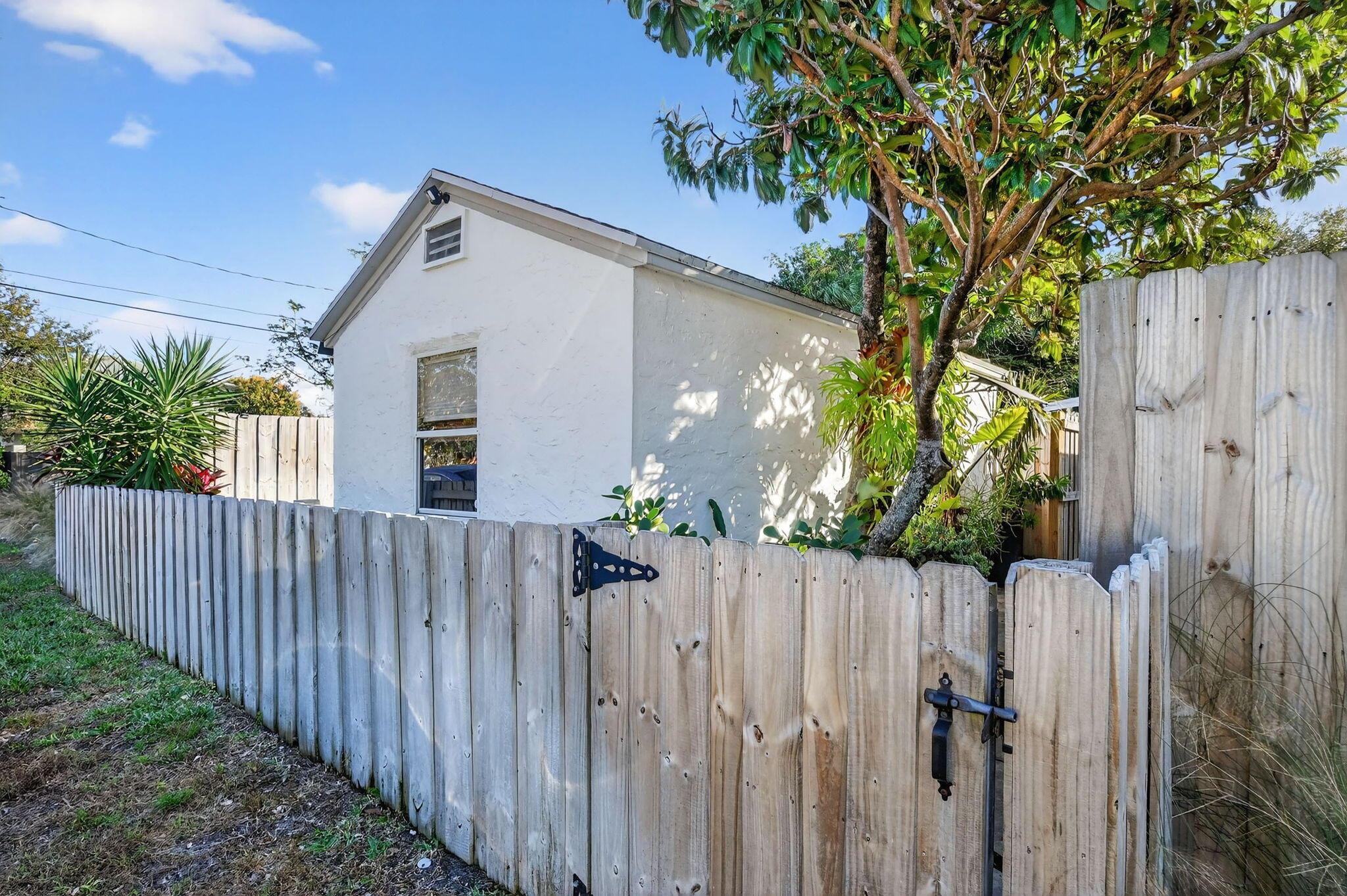 LAKE WORTH TOWN OF - Residential Lease