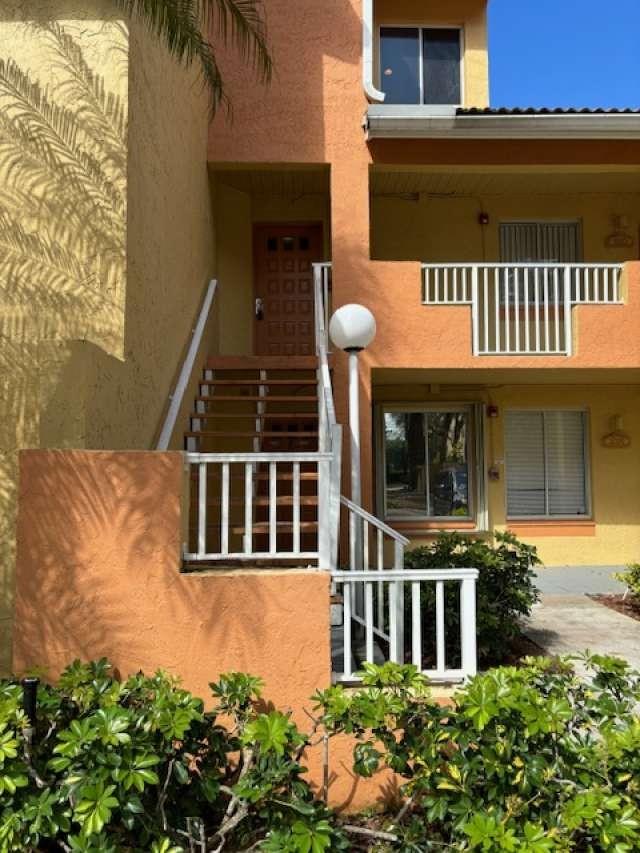 Newly refurbished and filled with natural light and surrounded by resort-style amenities. Designed with care, you can find luxury in every element — from the screened-in balconies to the vaulted ceilings. The whole complex is surrounded by manicured tropical landscaping. Take advantage of the swimming pools, the grills in the picnic area, or the short walk to Cypress Park, and you'll understand why this park-like community is truly unique.