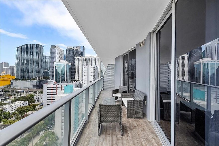 This gorgeous unit offer a modern living style, the tile floors all over that resemble wood are perfect for a cozyatmosphere. Open kitchen with high quality appliances such as the BOSH line. Excellent amenities like a Gym on the Rooftop, Terrace, BBQ areas, Pool, Business Center, Kid's Playroom and more! This unit has a storage room and 1 assigned cover parking space. 24-hour concierge + security. Walking distance to Brickell City Center, Brickell Metrorail Station and more places that Brickell can offer to you!