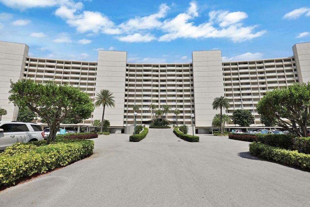 Photo of 124 Lakeshore Drive #7290, North Palm Beach, FL 33408 (MLS # R10786718)