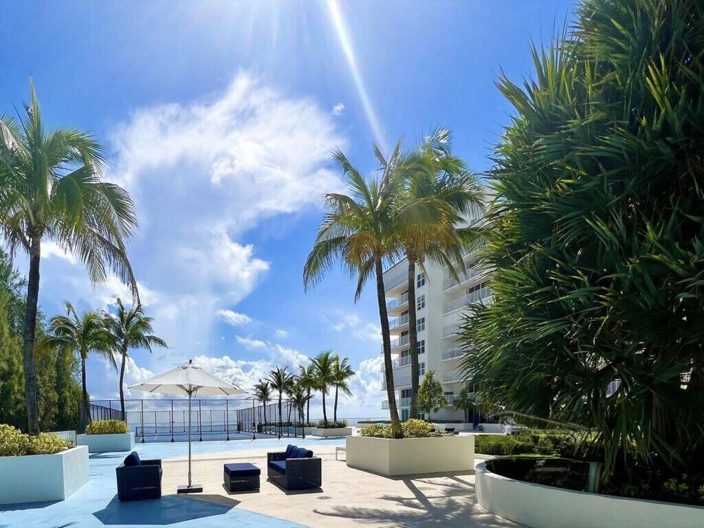 BARCLAY CONDO - Residential