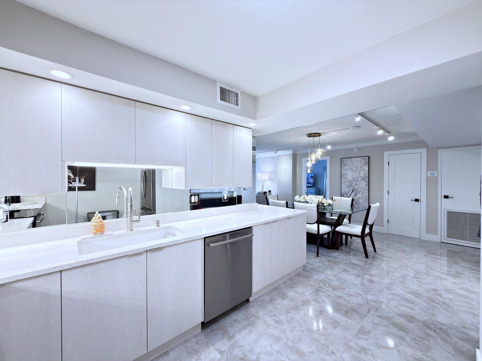 BARCLAY CONDO - Residential