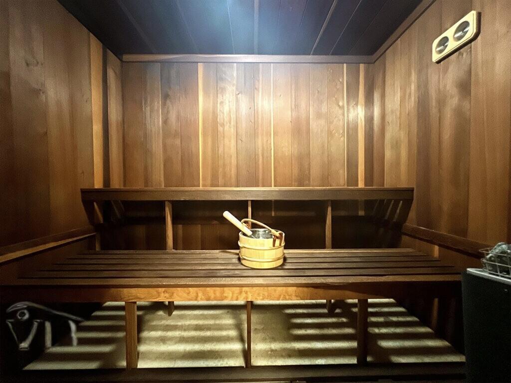 BARCLAY CONDO - Residential