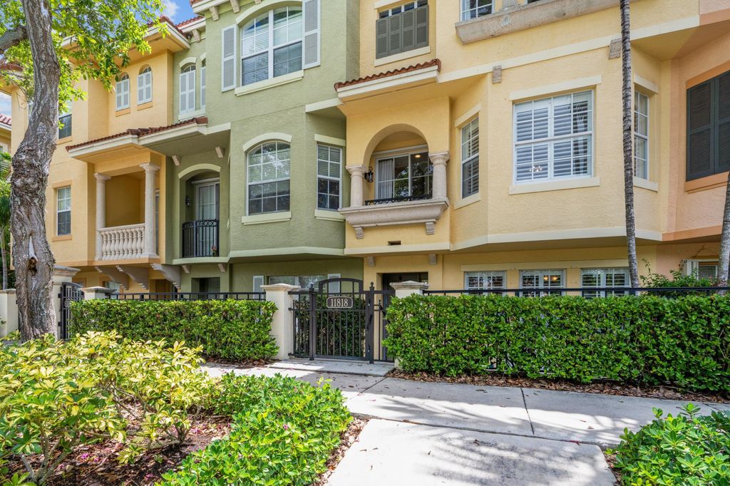 Photo of 11818 Valencia Gardens Avenue Ave, Palm Beach Gardens, FL 33410 (MLS # R10807808)