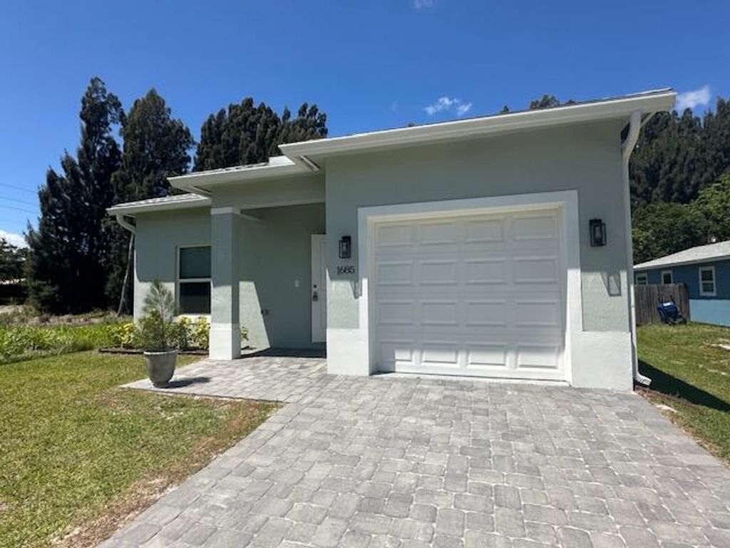 Photo of 1685 SW 22nd Ave Avenue SW, Vero Beach, FL 32962 (MLS # B26022731)