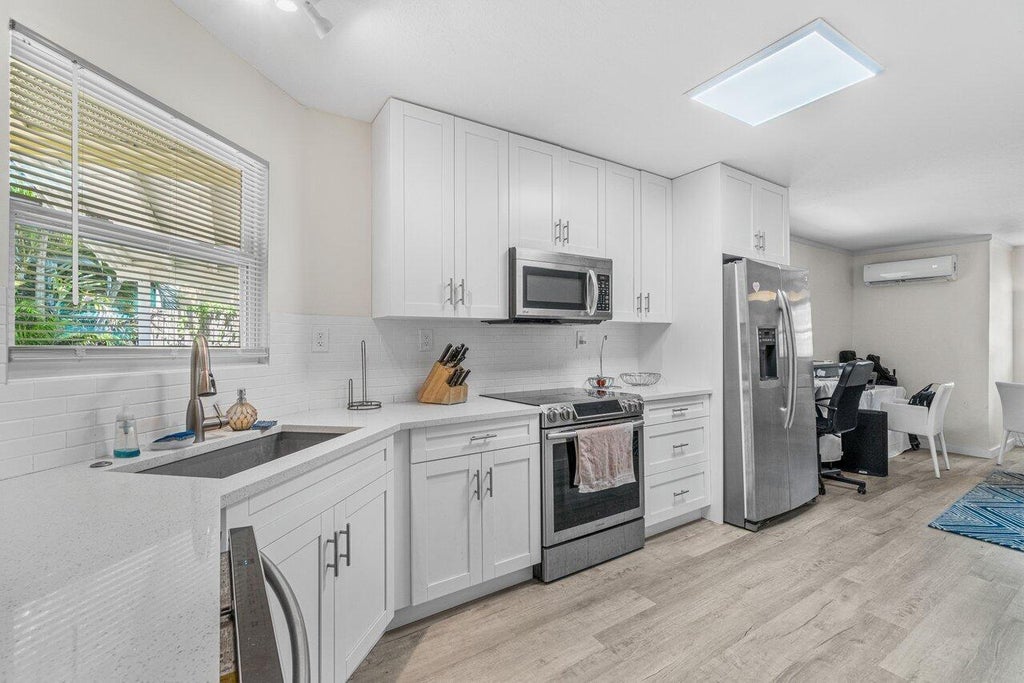 Photo of 124 MAYFIELD Road #W, Lantana, FL 33462 (MLS # B26072280)