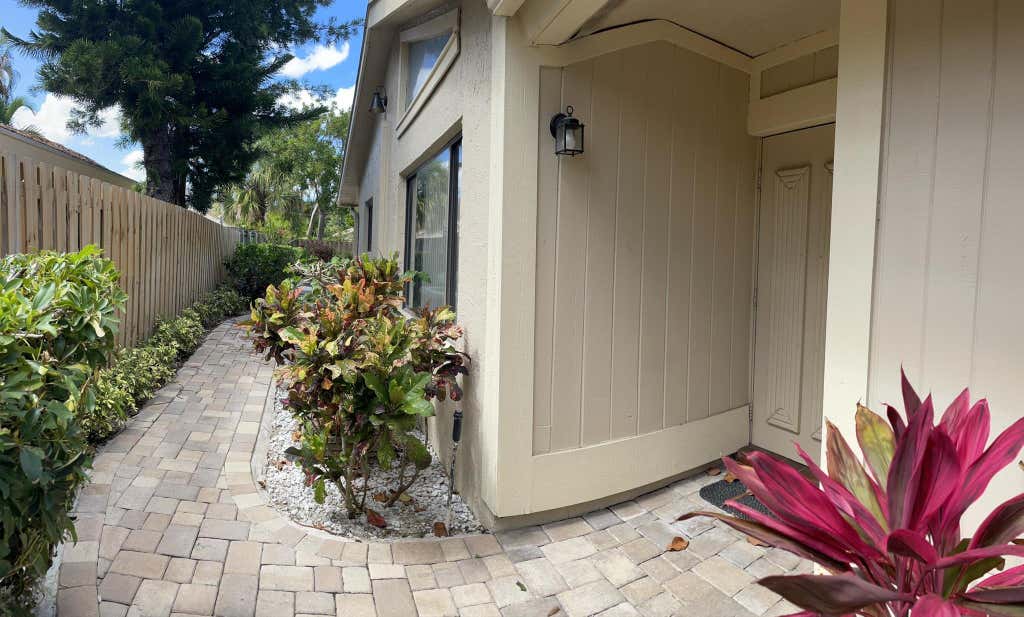 Photo of 7735 Kenway Place E, Boca Raton, FL 33433 (MLS # R10996915)