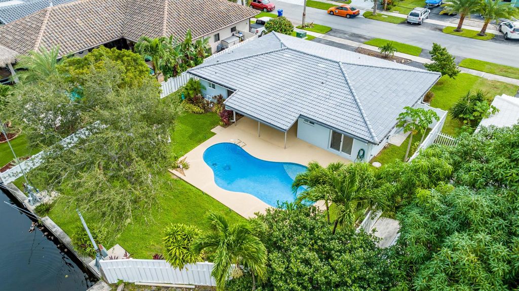 Photo of 421 SE 5th Terrace, Pompano Beach, FL 33060 (MLS # R10923490)